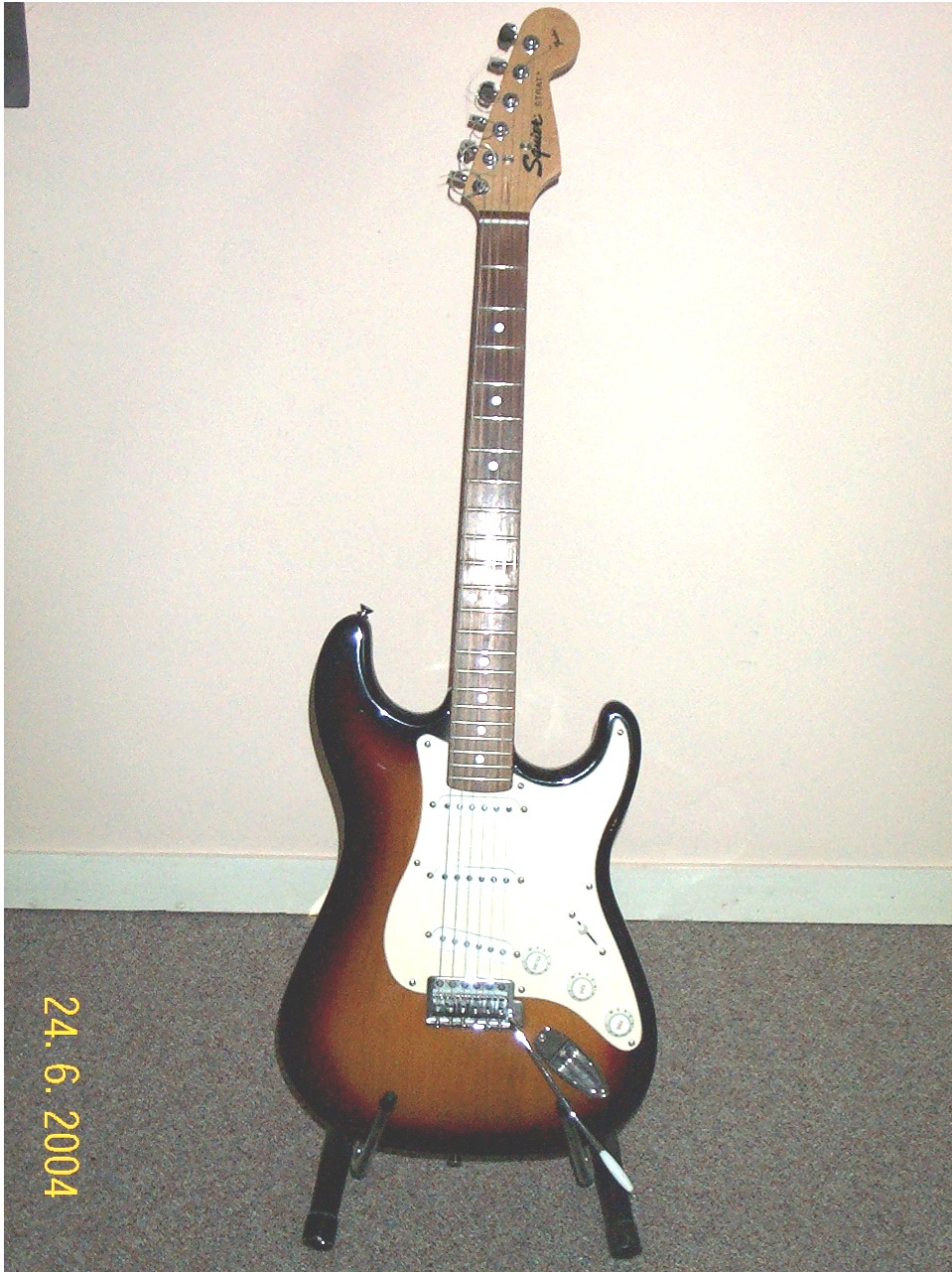 Fender Squier Stratocaster - loading